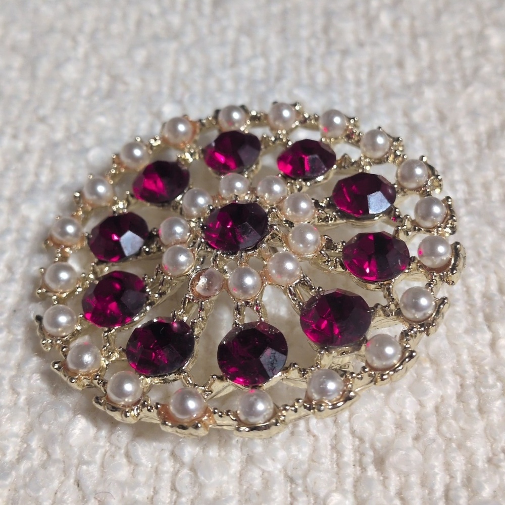Elegant Gold and Red Brooch with Pearls, Vintage Brooch - Picture 3 of 3